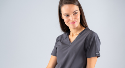 Tkanina na odzież medyczną z domieszką sztucznego jedwabiu – absolutny hit wśród uniformów medycznych. Oto nasze propozycje!